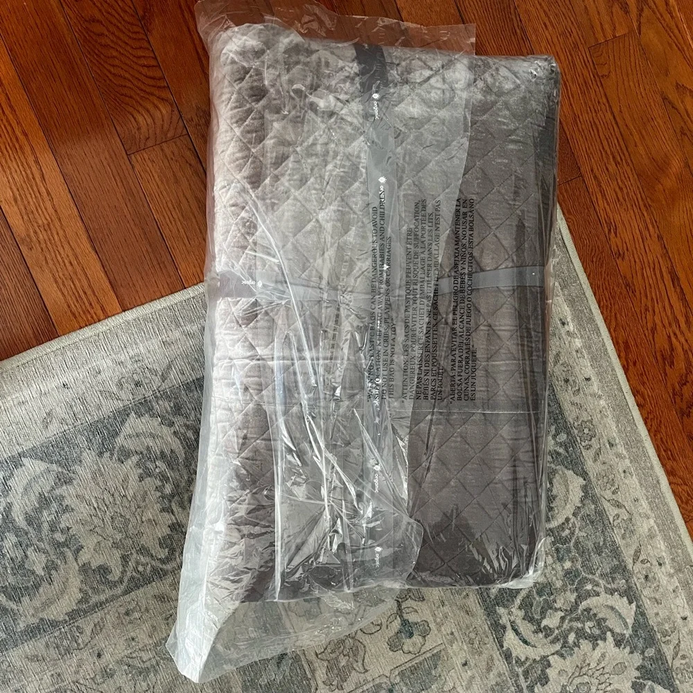 NWT West Elm Lush Velvet Mini Bias Boxstitch Quilt, Mocha, Size King